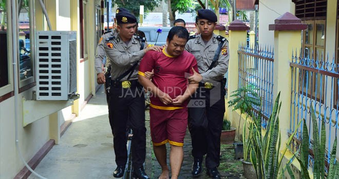 Surya Nugraha saat digiring  Anggota Polsek Jelutung.