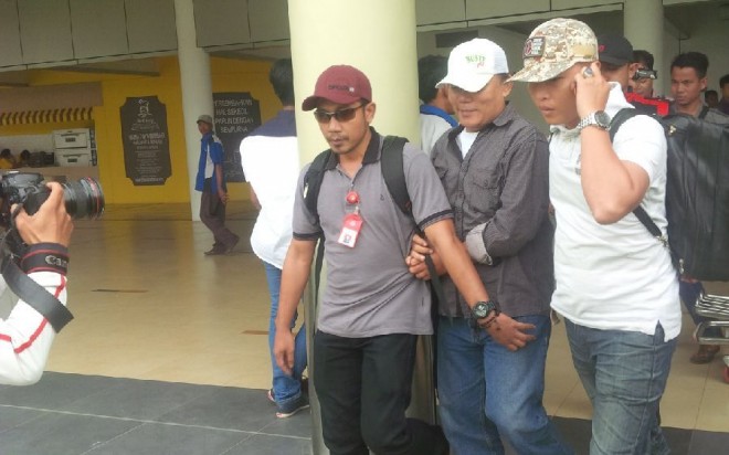 Sajuri (topi putih) saat sampai di Bandara Jambi siang ini (20/2)