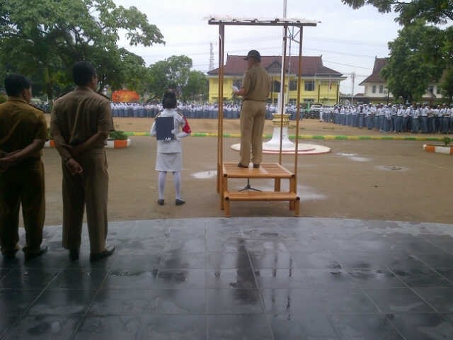 Walikota Jambi menjadi pembina upacara di SMAN 5 Kota Jambi pagi ini (22/2)