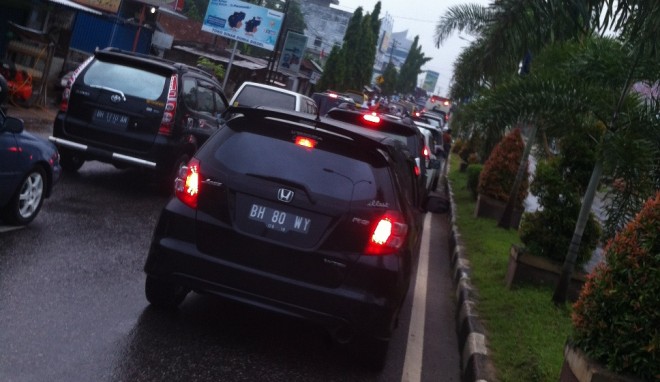 Kemacetan panjang yang terjadi di ruas Jalan Pattimura pagi ini (22/2)