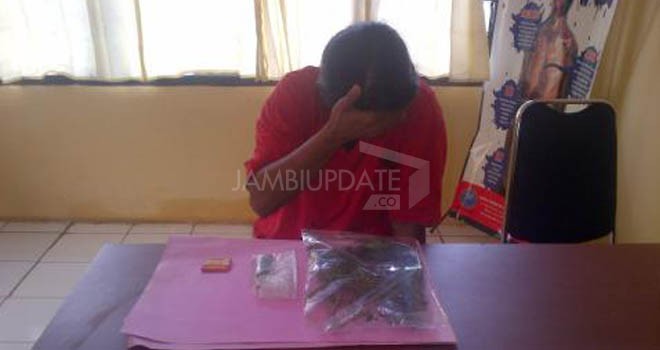 Pelaku penanam ganja saat diamankan beserta barang bukti.