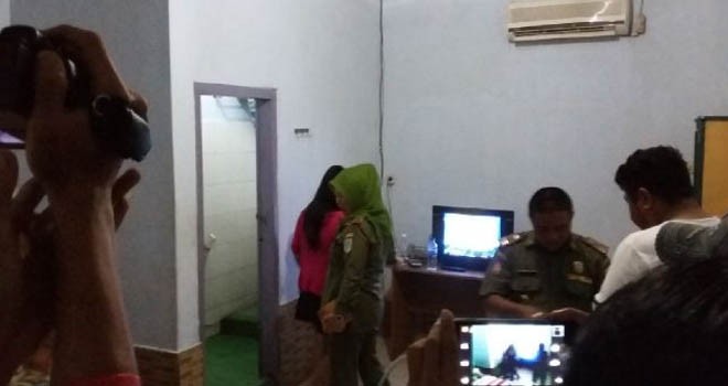 Penggrebekan di salah satu kamar di Hotel Prima Jambi malam ini (23/2).