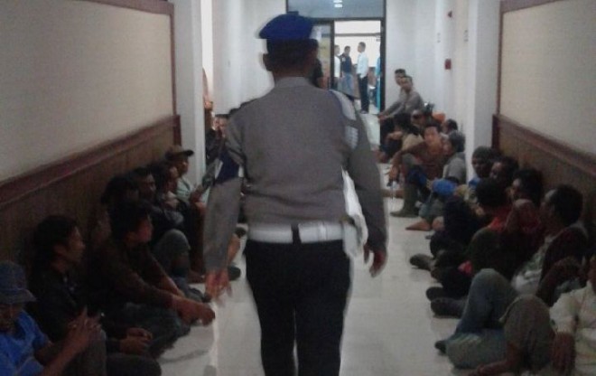 Warga Pulau Temiang menunggu giliran pemeriksaan di Polda Jambi siang ini (24/2)