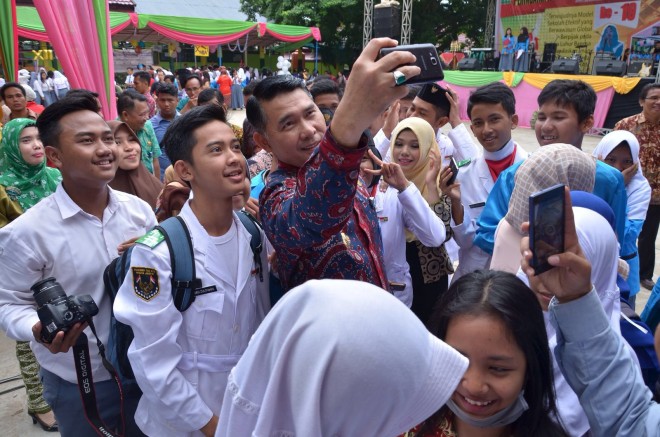 Walikota SY Fasha diajak photo selfie oleh siswa usai acara