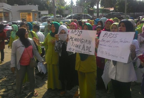 Pegawai RSUD Raden Mattaher yang menggelar aksi demo di RSUD Raden MAttaher, Sabtu (27/2).