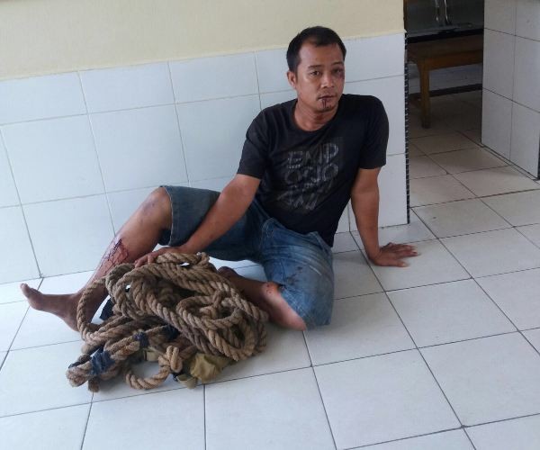 Tersangka saat diamankan polisi.