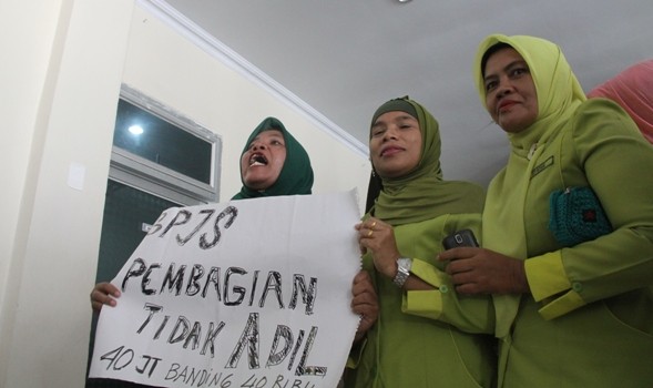 Pegawai RSUD Raden Mattaher saat menggelar aksi unjuk rasa, Sabtu (27/2) pagi.