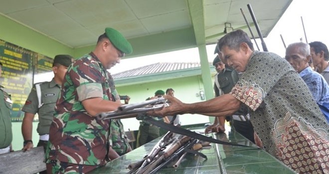 Senpi rakitan alias kecepek yang diserahkan oleh warga Batanghari ke Makodim 0415/Batanghari.