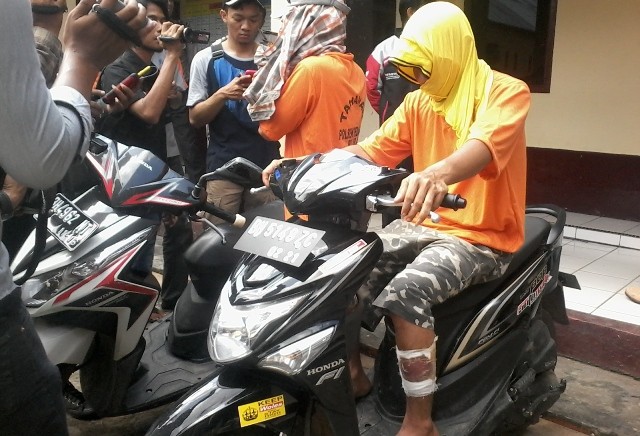 Dua tersangka saat diamankan di Mapolsek Telanaipura, Kota Jambi.