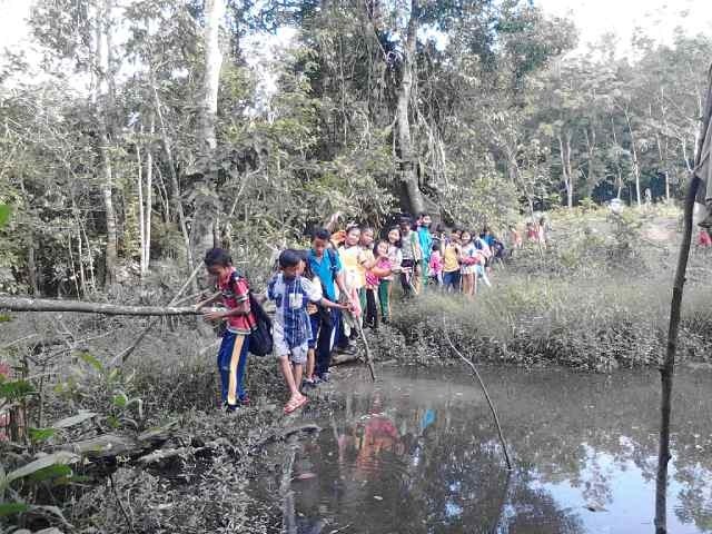 Jalan menuju lokasi air panas masih jalan tanah dan tahun ini rencananya akan dibangun jalan yang permanen