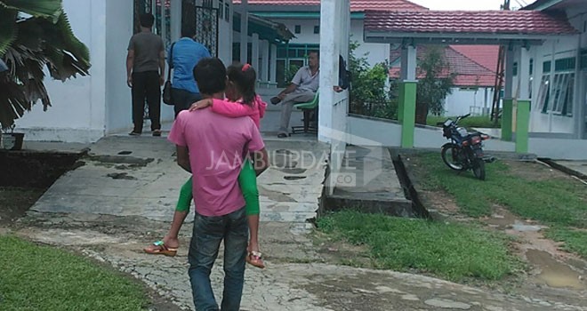 Korban pencabulannya YN (8) warga Desa Muara Ketalo saat melakukan visum di RSUD STS Tebo.