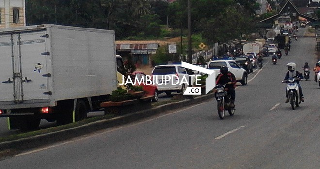 Kemacetan panjang terjadi sebelum gapura selamat datang Muaro Jambi pagi ini (7/3)