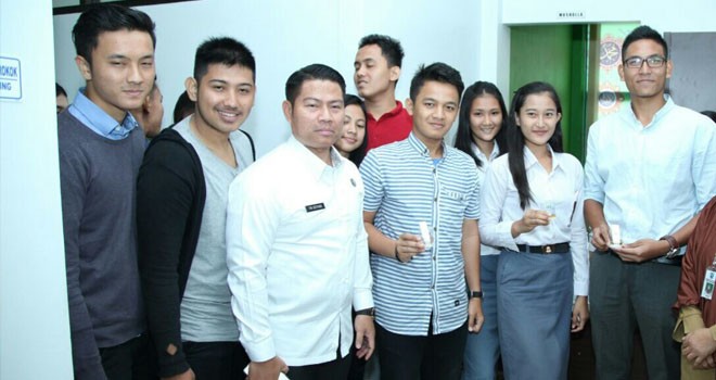 Finalis Bujang Gadis Kota Jambi selesai melakukan test urine di BNN Kota Jambi.