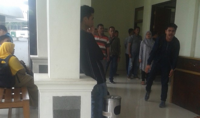 Keluarga Joko Pariadi histeris setelah mendengar putusan hakim