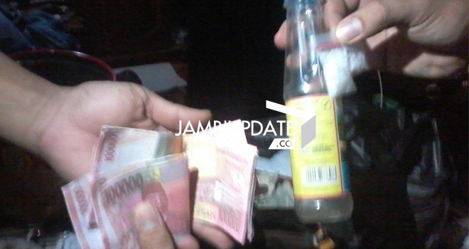 Uang palsu yang diamankan polisi di kediaman Syaiful Anwar