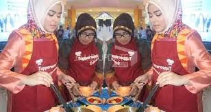 Sharin Tharia saat memasak Tempoyak belum lama ini.