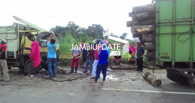 Kecelakaan tragis di km 7 jalan Lintas Sumatera Desa Sungai Ulak Kecamatan Nalo Tantan Kabupaten Merangin tadi pagi (9/3) sekitar pukul 18.00 Wib.