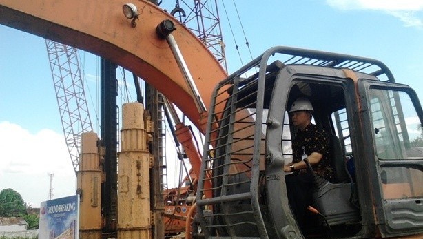 Wako Jambi SY Fasha mengendarai ekskavator saat ground breaking JCC