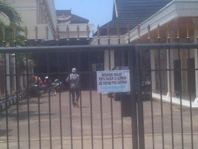 Pintu  belakang kantor DPRD Provinsi Jambi ditutup