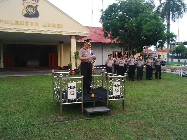 Kapolresta Jambi, Kombes Pol Bernard Sibarani, saat berada memimpin Upacara PTDH, Kamis (17/3).