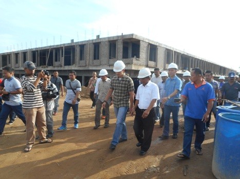 Gubernur Jambi, Zumi Zola saat memantau pembangunan Pasar Angso Duo.