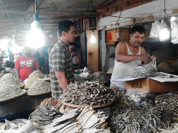 Gubernur Jambi Zumi Zola berbelanja ikan asi di Angso Duo