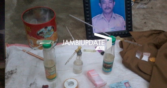 Barang bukti yang diamankan polisi dari kediaman PNS Diknas Pemprov Jambi Syaiful Anwar