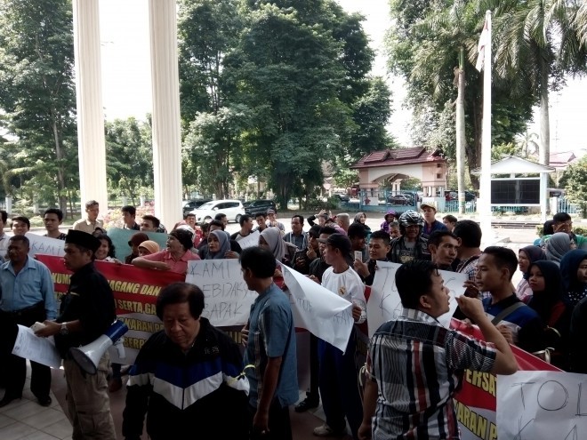 Aksi demontrasi para pedagang yang biasa berjualan di eks Istana Anak-anak Pasar Jambi