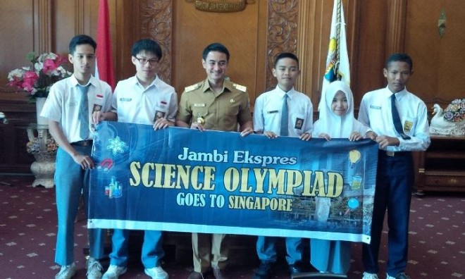 Gubernur Jambi Zumi Zola melepas peserta JE Science Olympiad Goes To Singapura