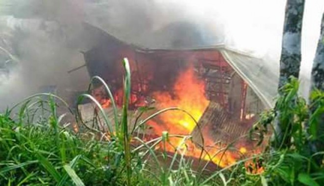 Api yang melalap dua rumah di Kayu Aro, Rabu (23/3) sekitar pukul 09.00 WIB.