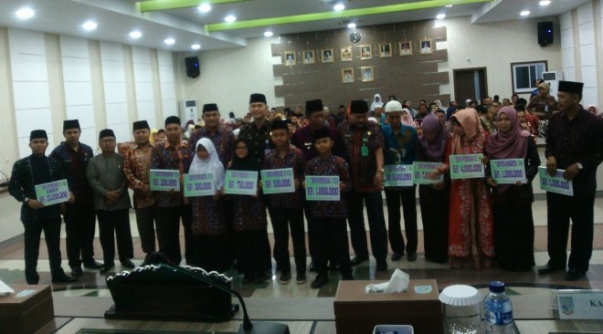 Para kafilah bersama Wako  Fasha dan Wawako Abdullah Sani usai penyerahan bonus