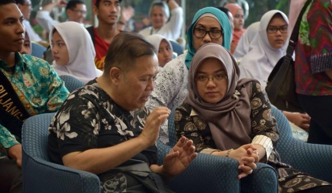 Yuliana Fasha berbincang dengan desainner senior DJ Wattimena