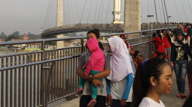 Jembatan pedestrian selalu ramai dikunjungi warga Jambi, terutama pada hari libur