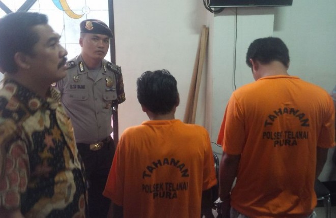 Dua tersangka kasus pembunuhan Oyong, Endang Gunawan (kiri) dan Angga Wijaya (kanan) saat diamankan di Mapolda Jambi beberapa waktu lalu.