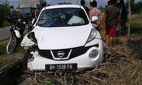 Nissan Juke warna putih  bernomor polisi Bh 1538 FM ringsek setelah bertabrakan yang mengakibatkan korbannya tewas di Merangin Minggu (27/3)