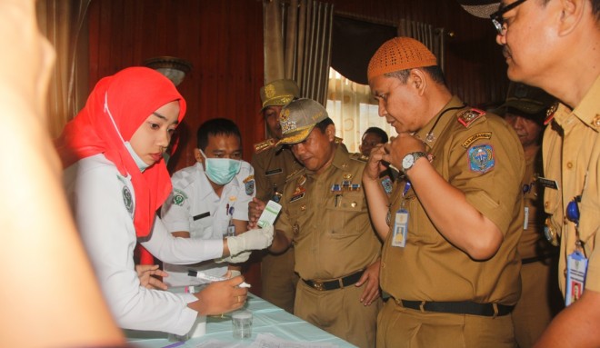 Bupati Al Haris saat tes urine di Pemkab Merangin Senin (28/3)