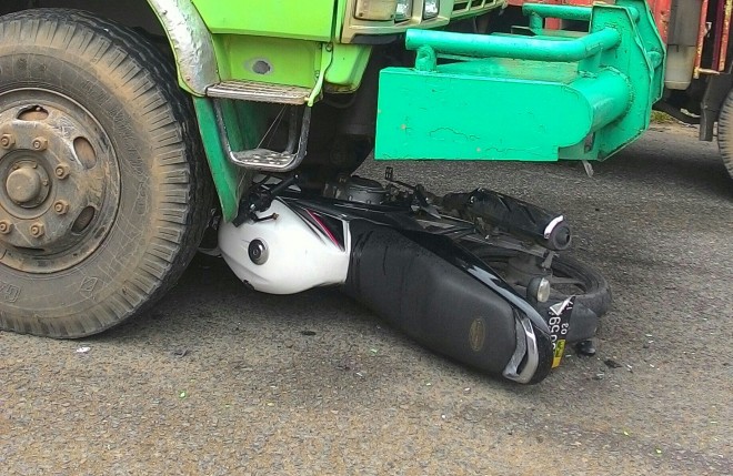 Sepeda motor masuk ke kolong mobil akibat tabrakan di Payo Selincah siang ini (28/3)