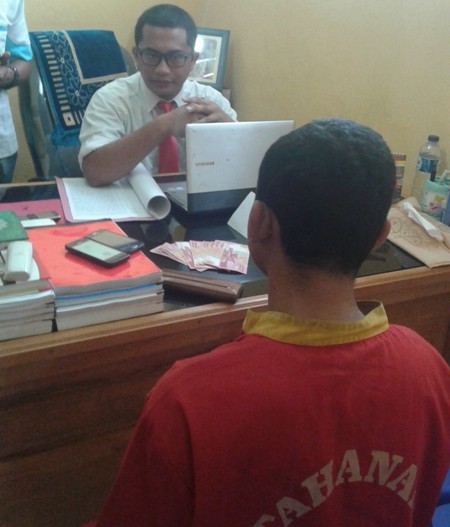 Tersangka dan barang bukti yang diamankan di Mapolres Batanghari.