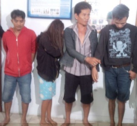 Ale (mengenakan jaket hitam sebelah kanan saat diamankan di kantor BNNP Jambi, Agustus 2015.