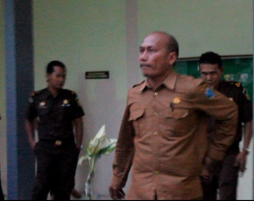 Salah satu tersangka saat dilakukan penahanan oleh Penyidik Kejaksaan Negeri Muarabulian, Selasa (29/3).