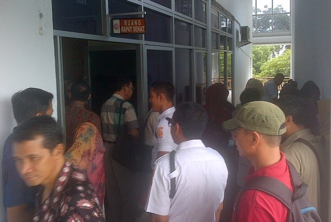 Tes urine yang digelar di lantai III depan ruangan Senat Rektorat Unja pagi tadi (30/3)