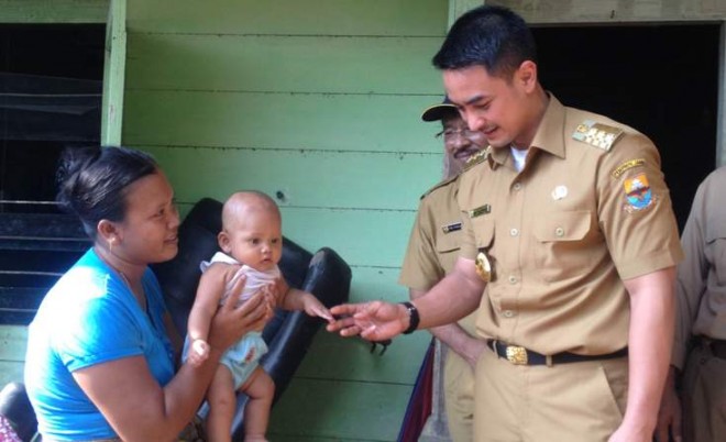 Gubernur Jambi Zumi Zola saat meninjau korban banjir bandang di Limun