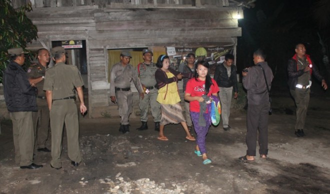 Beberapa perempuan yang diamankan oleh aparat Satpol PP Batanghari di Pemayung