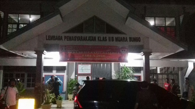 Proses penahanan Fauzan oleh Kejari Bungo semalam (31/3)