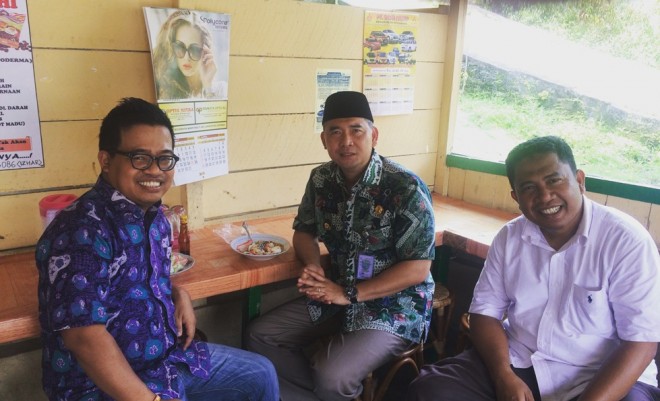 Walikota Jambi Sy Fasha dan CEO Jambi Ekspres Sarkawi  dan Pimpinan Perusahaan Setya Novanto saat bertemu di salah satu warung gado-gado di bilangan Jalab Baru, Telanai Pura