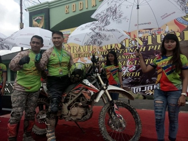 Dandim Batanghari Widodo dan Wako Jambi SY Fasha saat sampai di garish finish