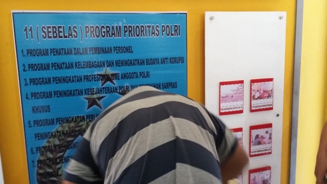 Tersangka M membalikkan badan saat diambil gambar di Mapolsek Telanaipura. F/SARIFUDDIN