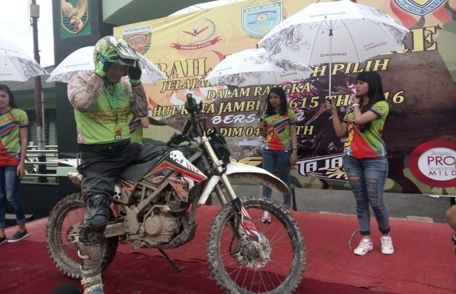Wako Fasha saat sampai di garis finish Trail Adventur dalam rangka HUT Kota Jambi Sabtu (2/4) kemarin