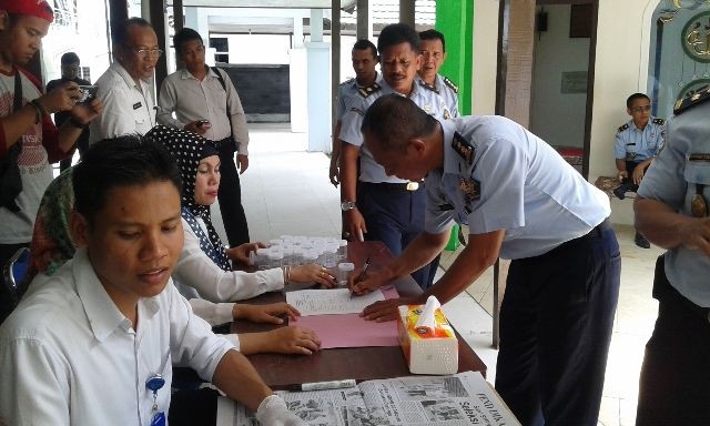 Tes urine pegawai Kanwil Kemenkumham Provinsi Jambi, Senin (4/4) siang