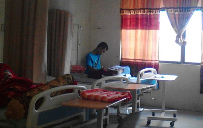 Hendra (14) SMK Darma Bakti Kota Jambi terpaksa melaksanakan Ujian Nasional (UN) di rumah sakit